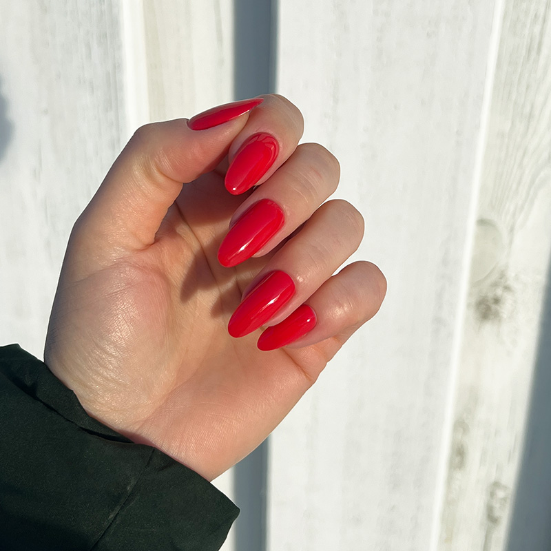 Гель-лак червоного кольору IZZY №173, яскравий червоний колір гель-лаку для манікюру