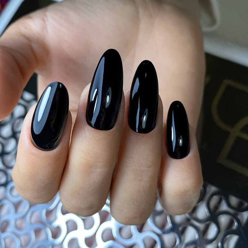 IZZY Premium Black чорний гель-лак для манікюру, 10 г