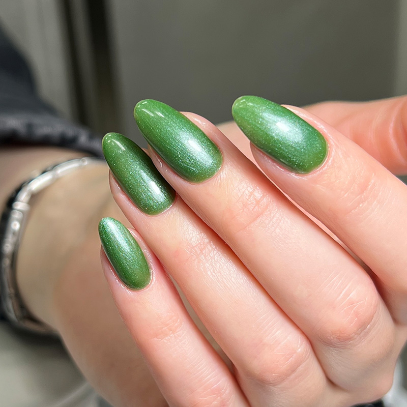 Зелений гель-лак для манікюру з блиском IZZY 69, 12 мл